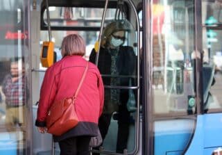 Zagreb: Smanjen broj putnika u tramvajima, neki od njih nose zaštitne maske