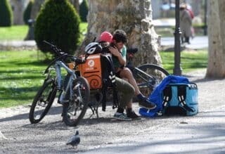 Zagreb: Ljubav između dostavljača na biciklima dvaju konkurentskih tvrtki