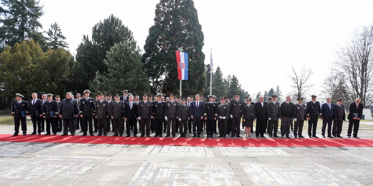 Predsjednik Milanović uručio časničke bodeže i zahvalnice