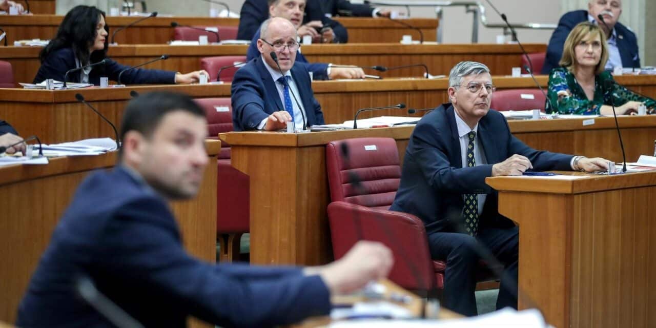 Zagreb: Zastupnici u Saboru glasali i ručno i elektroničkim putem te iz nekoliko prostorija