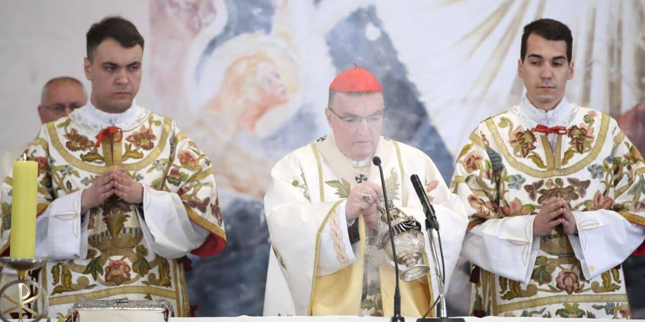 Zagreb: Zagrebački nadbiskup kardinal Josip Bozanić predvodi euharistijsko slavlje na vazam nedjelje Uskrsnuća gospodnjeg