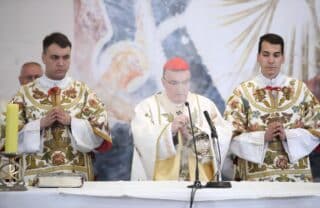 Zagreb: Zagrebački nadbiskup kardinal Josip Bozanić predvodi euharistijsko slavlje na vazam nedjelje Uskrsnuća gospodnjeg