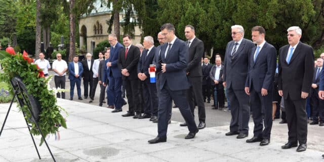 Zagreb: HDZ položio vijence na Tuðmanovom grobu