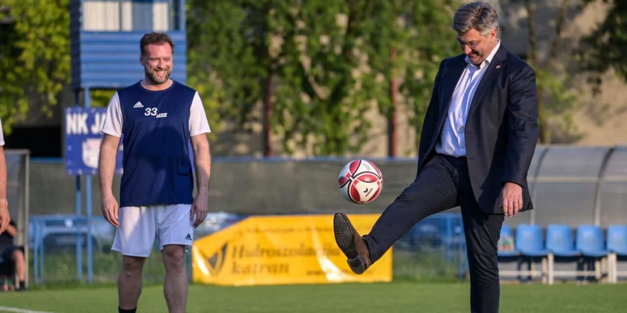 Zagreb: Andrej Plenković pokazao svoje nogometne vještine