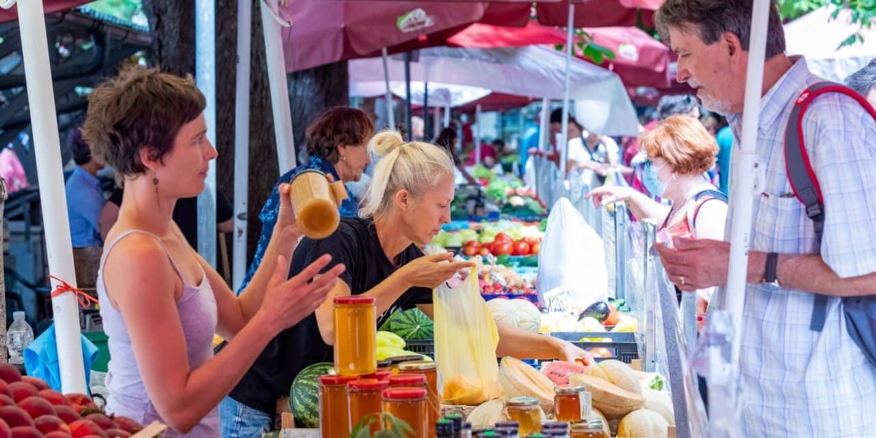 Pula: Turisti su zbog jutarnje kiše umjesto odlaska na more obilazili grad