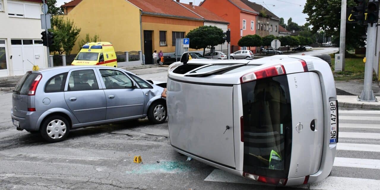 Nova Gradiška: U sudaru dva automobila jedan završio na boku