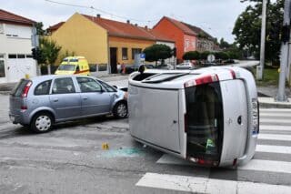 Nova Gradiška: U sudaru dva automobila jedan završio na boku