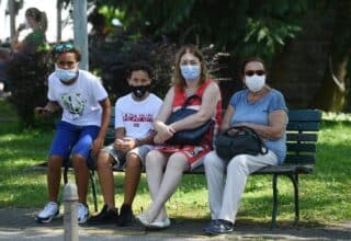 Zagreb: Građani nervozni zbog velike gužve na testiranje za COVID-19 u Zavodu