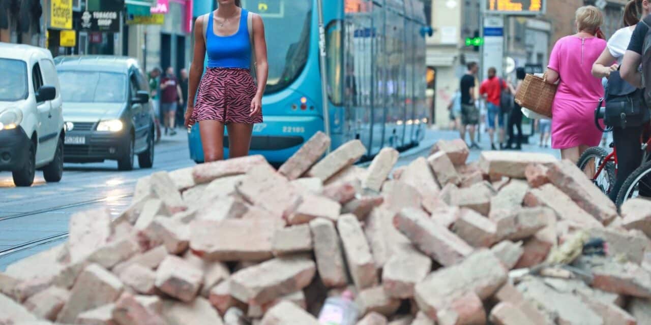 Zagreb: Velika količina cigli u Ilici onemogućava nesmetan prolaz pješacima