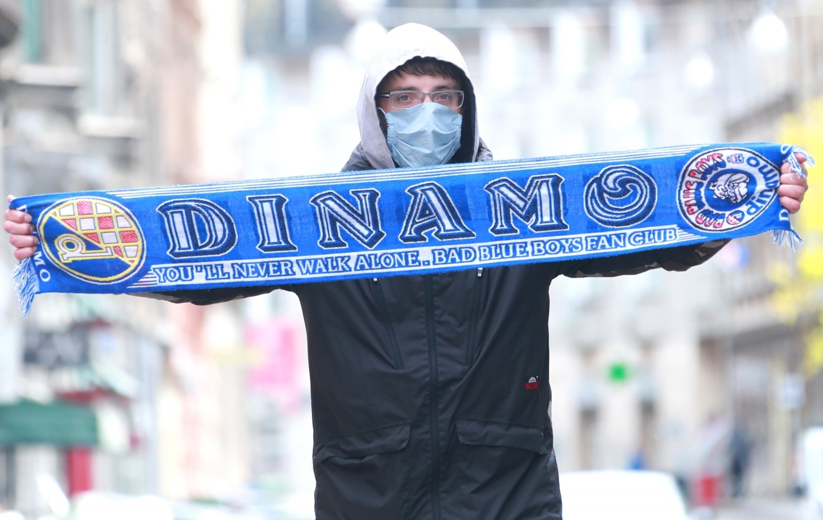 Zagreb: Vjerni Dinamov navijač pozirao u Ilici sa šalom omiljenog kluba