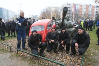 Motociklisti branitelji iz cijele Hrvatske na putu do Vukovara zastali u Osijeku kod Crvenog fi?e