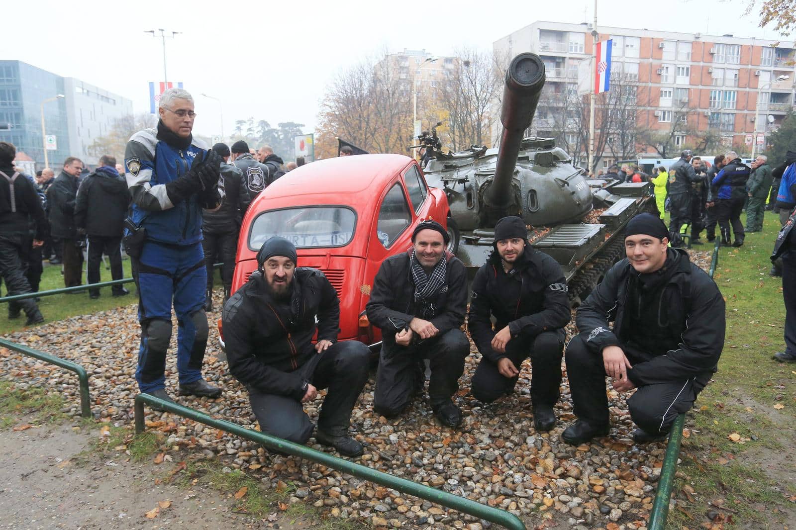 Motociklisti branitelji iz cijele Hrvatske na putu do Vukovara zastali u Osijeku kod Crvenog fi?e