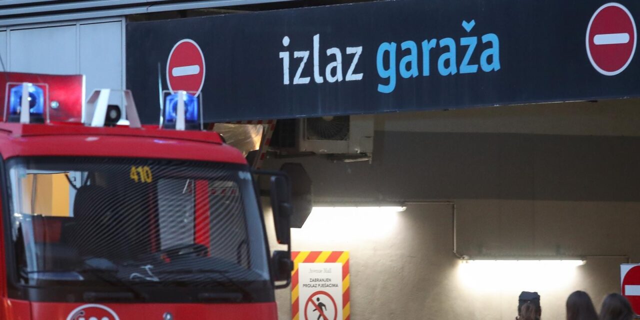 Zagreb: U podzemnoj garazi trgovackog centra Avenue Mall zapalio se automobil.