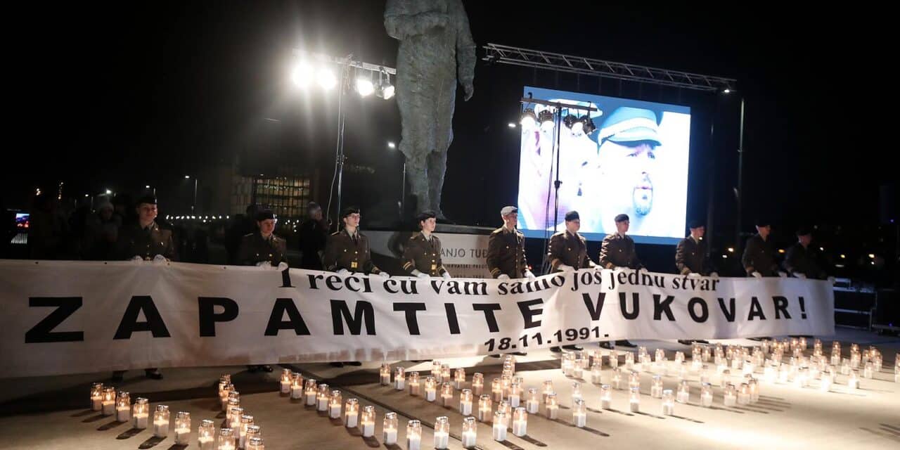 Zagreb: Građani pale svijeće u znak sjećanja na Vukovar