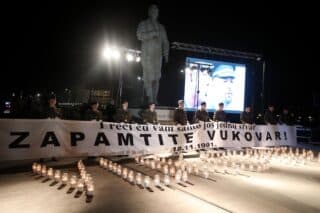 Zagreb: Građani pale svijeće u znak sjećanja na Vukovar