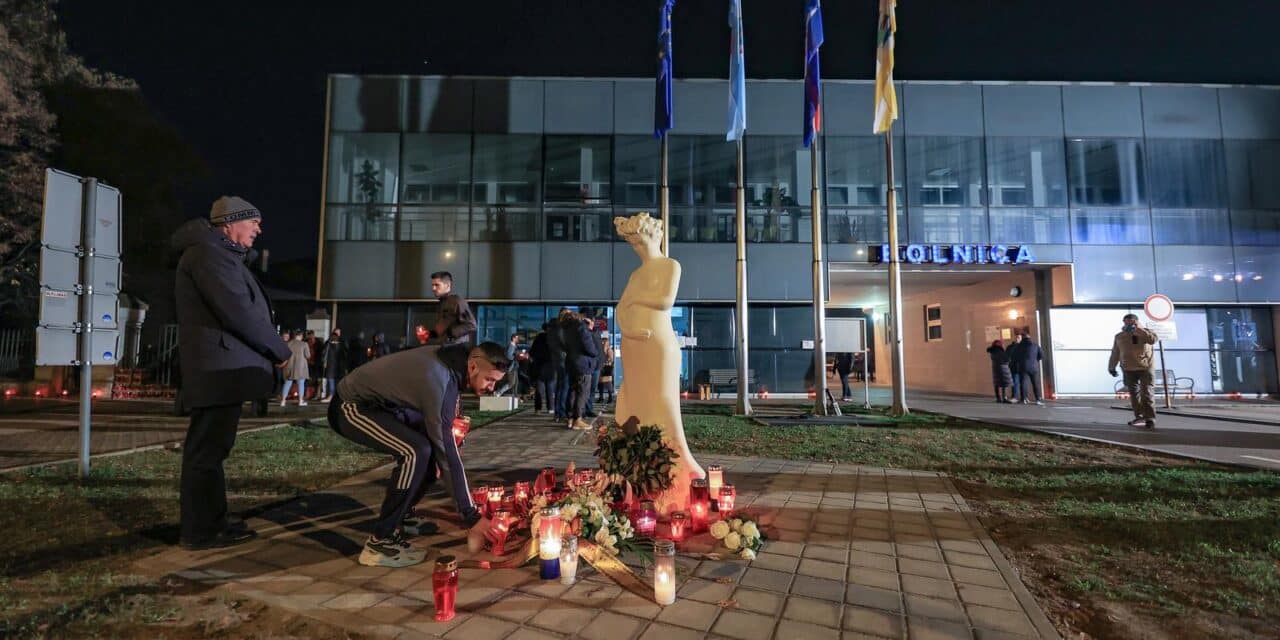 Paljenjem svijeća kod Nacionalne memorijalne bolnice Vukovar i molitvom odana počast žrtvama velikosrpske agresije 1991.