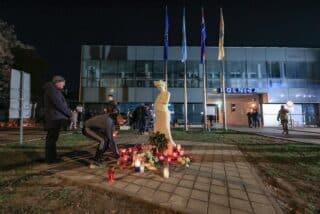 Paljenjem svijeća kod Nacionalne memorijalne bolnice Vukovar i molitvom odana počast žrtvama velikosrpske agresije 1991.