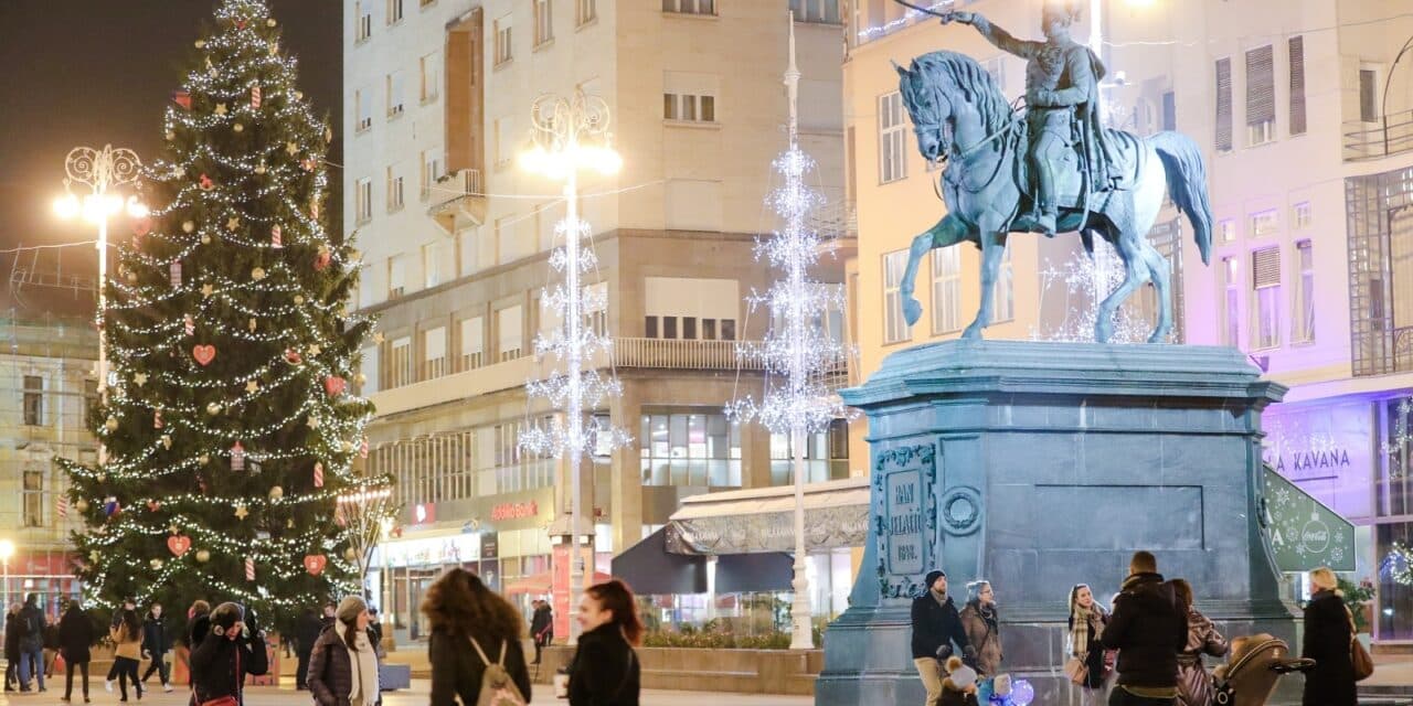 Zagreb: Građani večer proveli u druženju i mirnoj šetnji glavnim gradskim trgom
