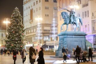 Zagreb: Građani večer proveli u druženju i mirnoj šetnji glavnim gradskim trgom