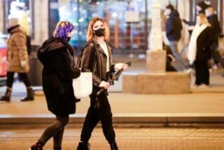 Zagreb: Građani večer proveli u druženju i mirnoj šetnji glavnim gradskim trgom