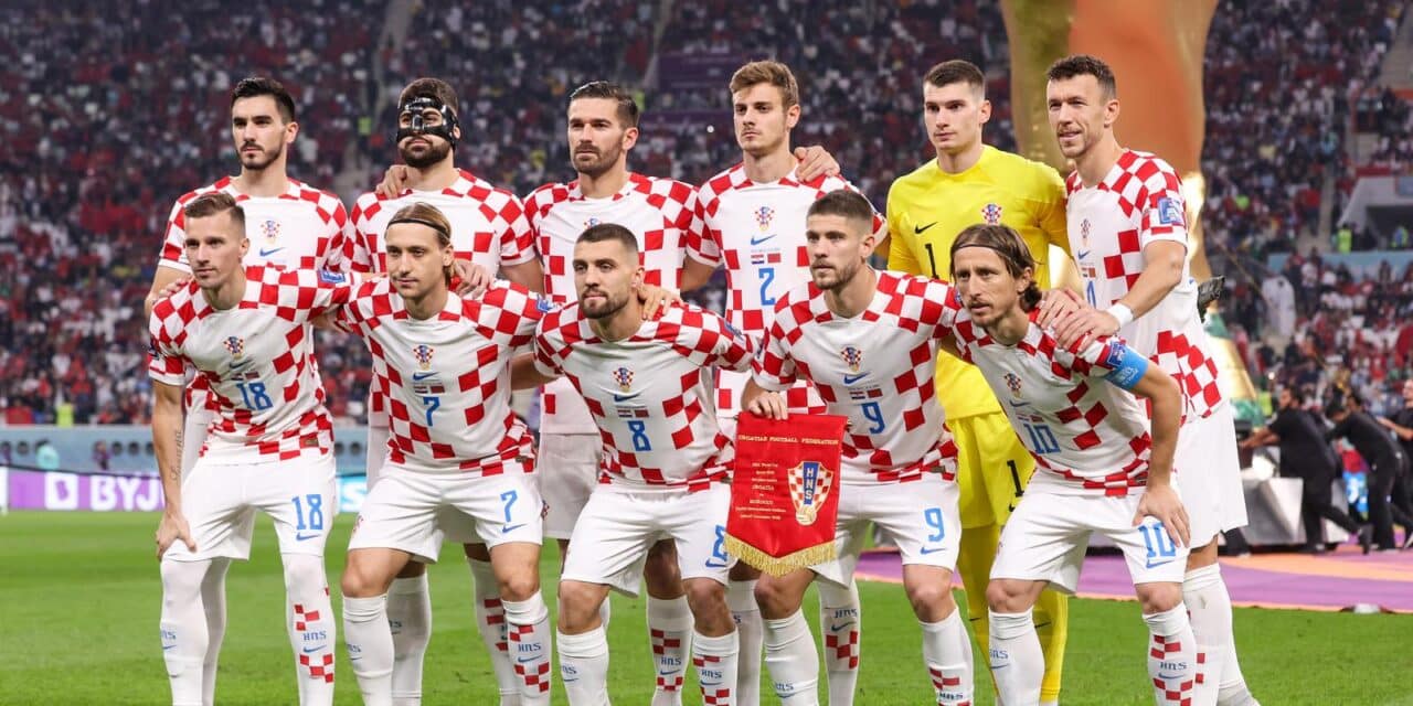 KATAR 2022 – Zajednička fotografija reprezentativaca Hrvatske i Maroka