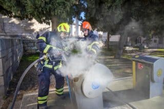 Pula: Vatrogasci gasili požar u podzemnim kontejnerima koji je izbio zbog neodgovornog odlaganja otpada