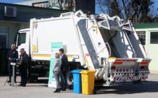 Karlovac: Gradska Čistoća nabavila prvo komunalno vozilo “smetlar dvokomorni”