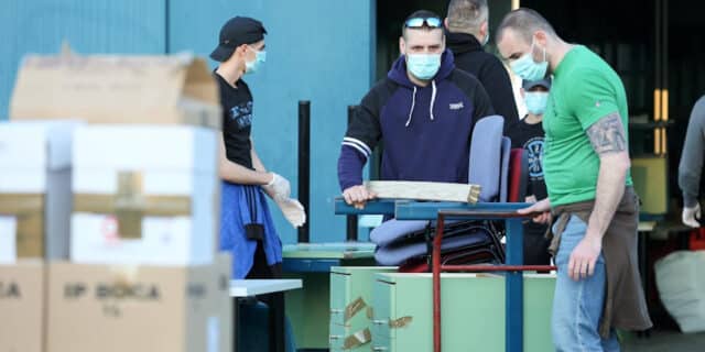 Zagreb: Navijači Dinama pomažu u iseljavanju Kliničkog centra Dubrava