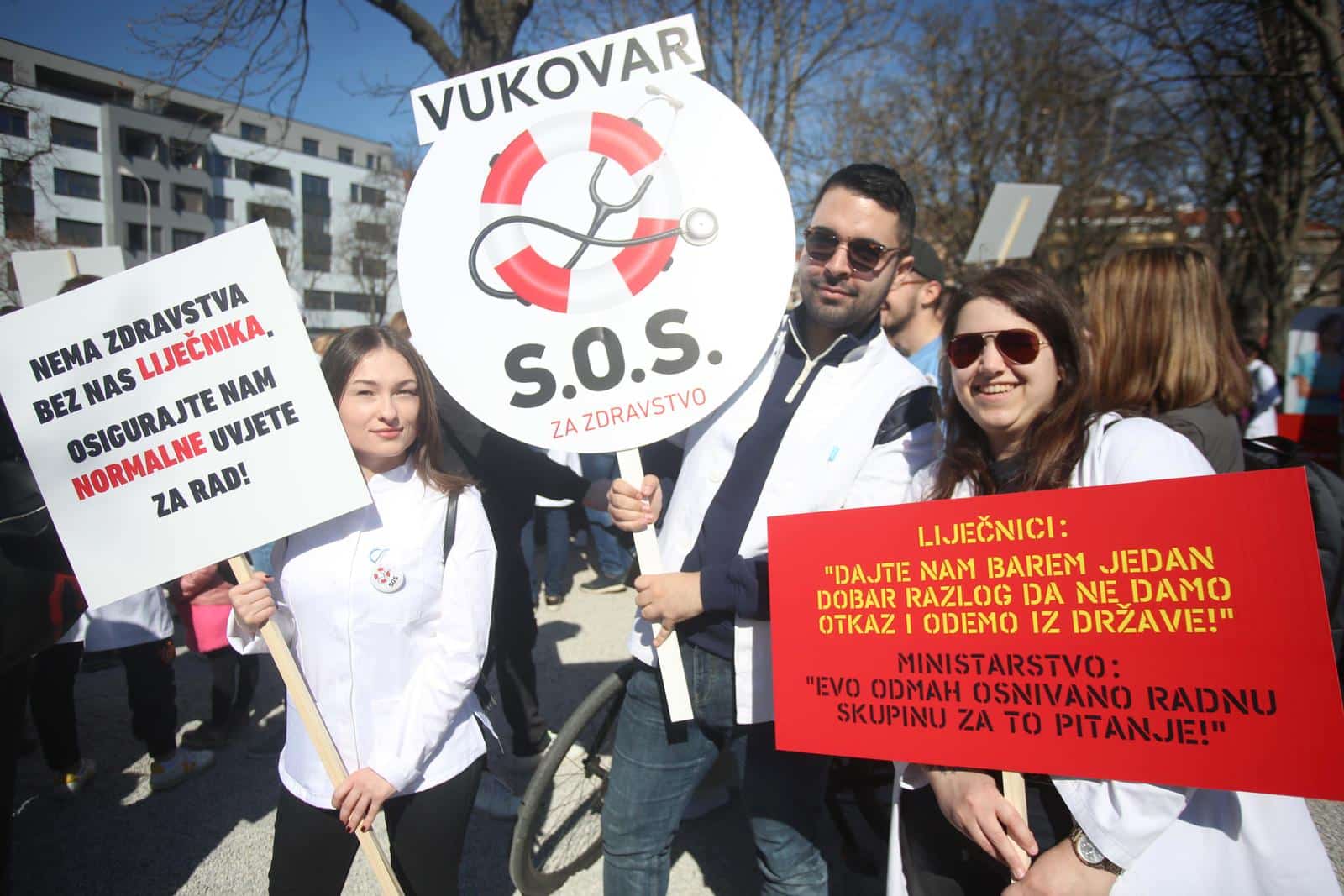 Zagreb: Prosvjed liječnika nezadovoljnih stanjem u hrvatskom zdravstvu pod sloganom ‘S.O.S. za zdravstvo’