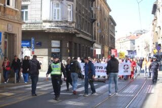 Zagreb: Prosvjed liječnika nezadovoljnih stanjem u hrvatskom zdravstvu pod sloganom ‘S.O.S. za zdravstvo’