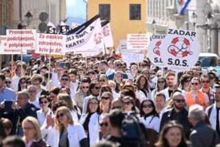 Zagreb: Prosvjed liječnika nezadovoljnih stanjem u hrvatskom zdravstvu pod sloganom ‘S.O.S. za zdravstvo’