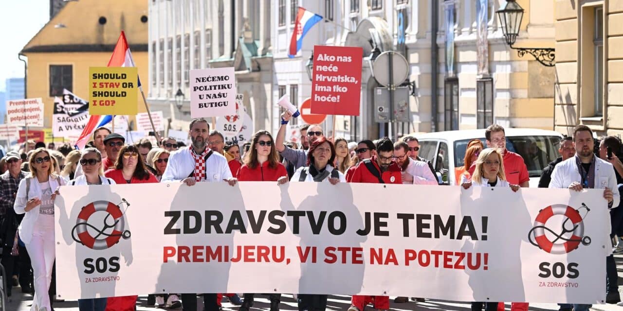 Zagreb: Prosvjed liječnika nezadovoljnih stanjem u hrvatskom zdravstvu pod sloganom ‘S.O.S. za zdravstvo’
