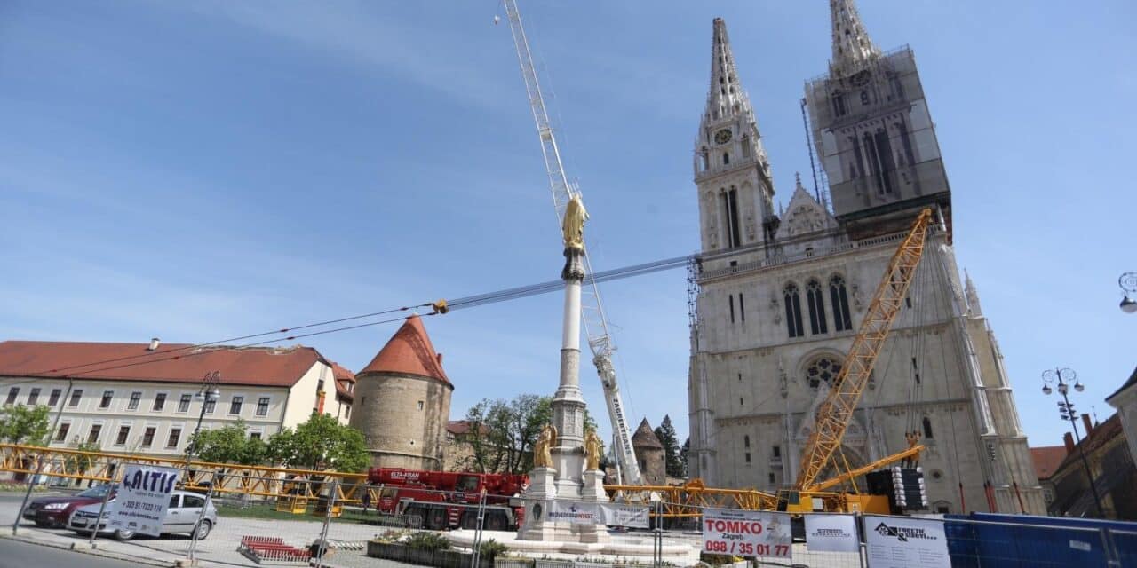 Zagreb: Građani u prolasku fotografiraju katedralu čiji je sjeverni toranj jučer uklonjen