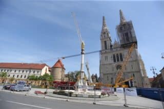 Zagreb: Građani u prolasku fotografiraju katedralu čiji je sjeverni toranj jučer uklonjen
