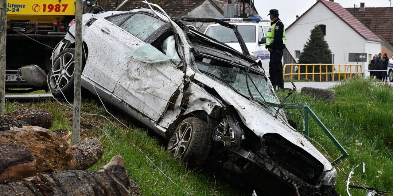 Zapolje: U prometnoj nesreći poginuo vozač mercedesa
