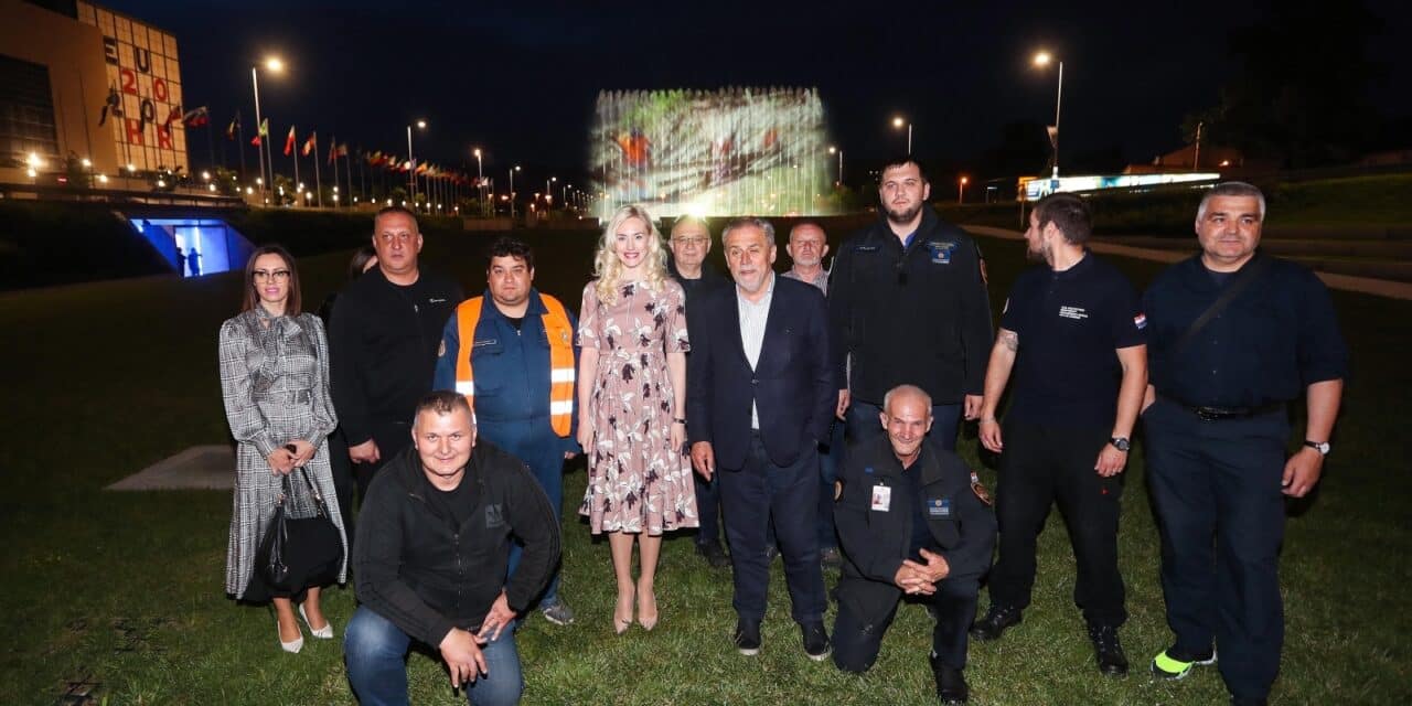 Zagreb: Fontane obasjane u čast pripadnicima Civilne zaštite