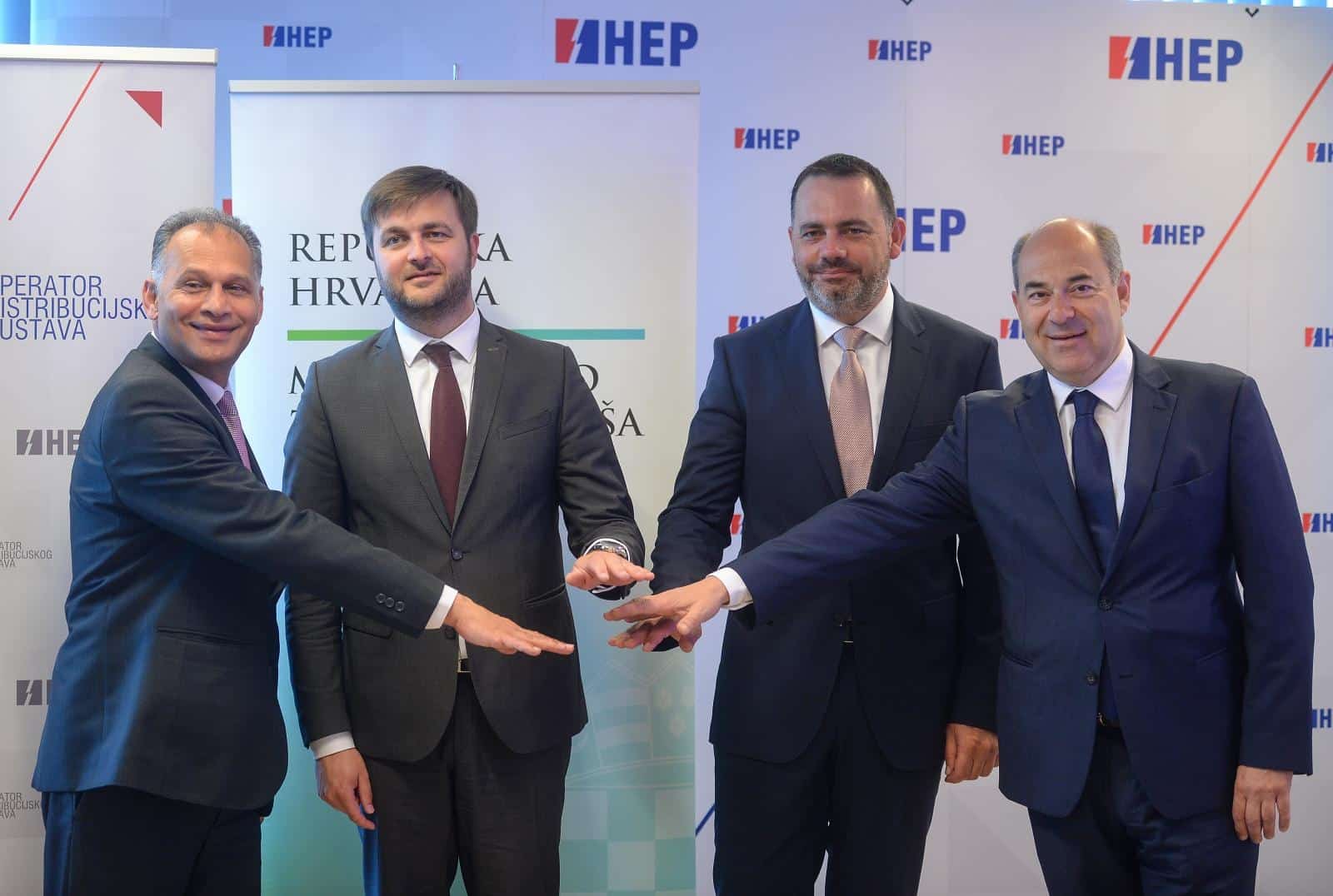 Zagreb: Ministar Ćorić potpisao ugovor u HEP-u s predstavnicima roma