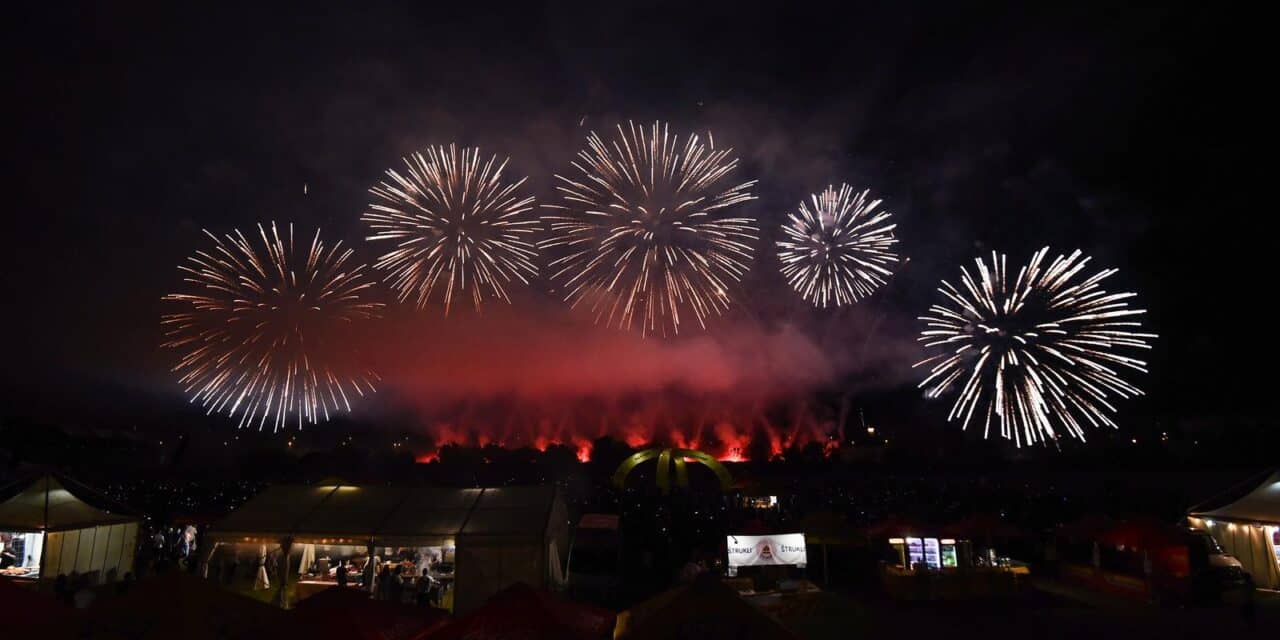 Vatreni spektakl na nebu iznad Zagreba povodom Festivala vatrometa