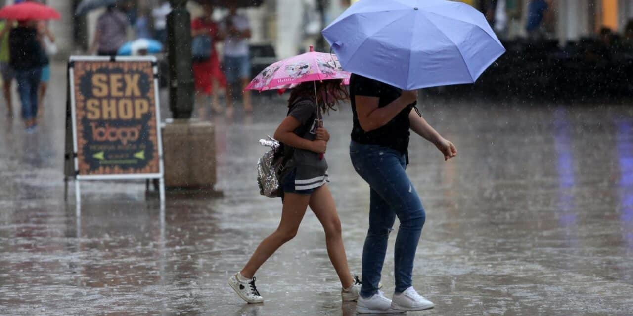 Rijeka: Ljetni pljusak na Korzu natjerao prolaznike u bijeg