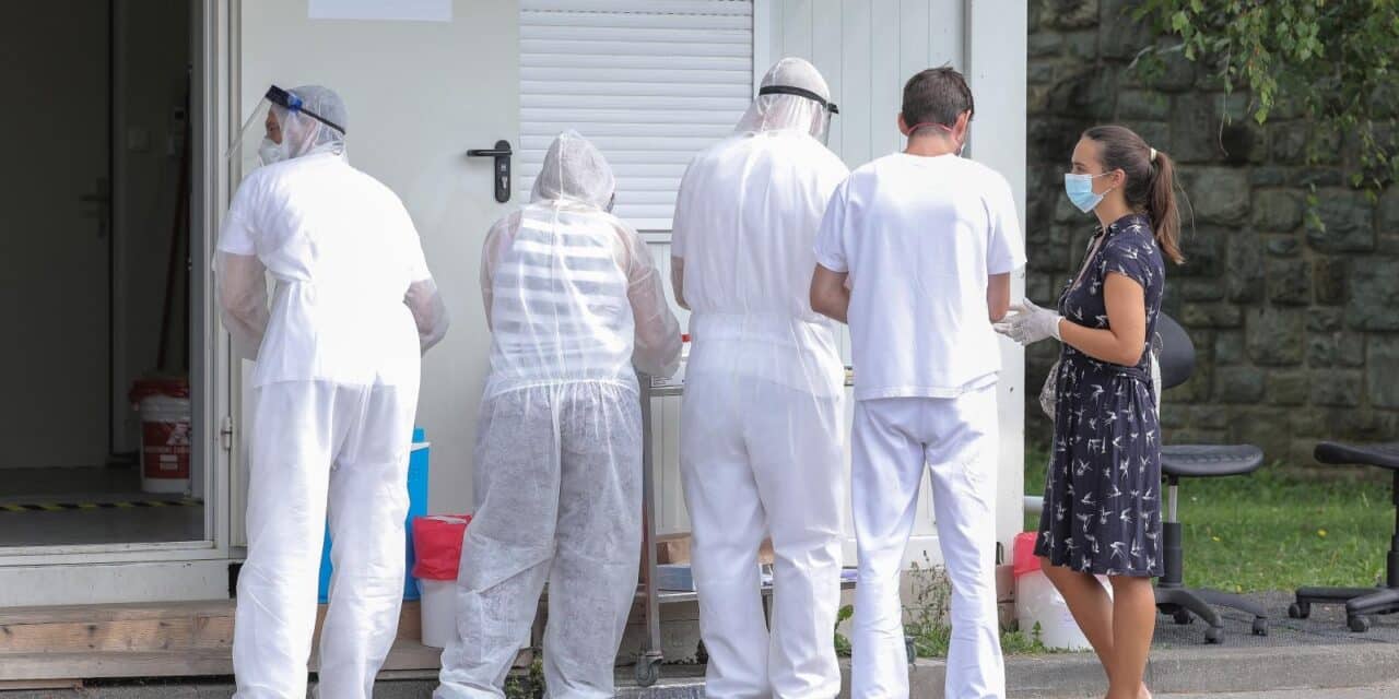 Zagreb: Testiranje na koronavirus ispred Nastavnog zavoda dr. Andrija Štampar