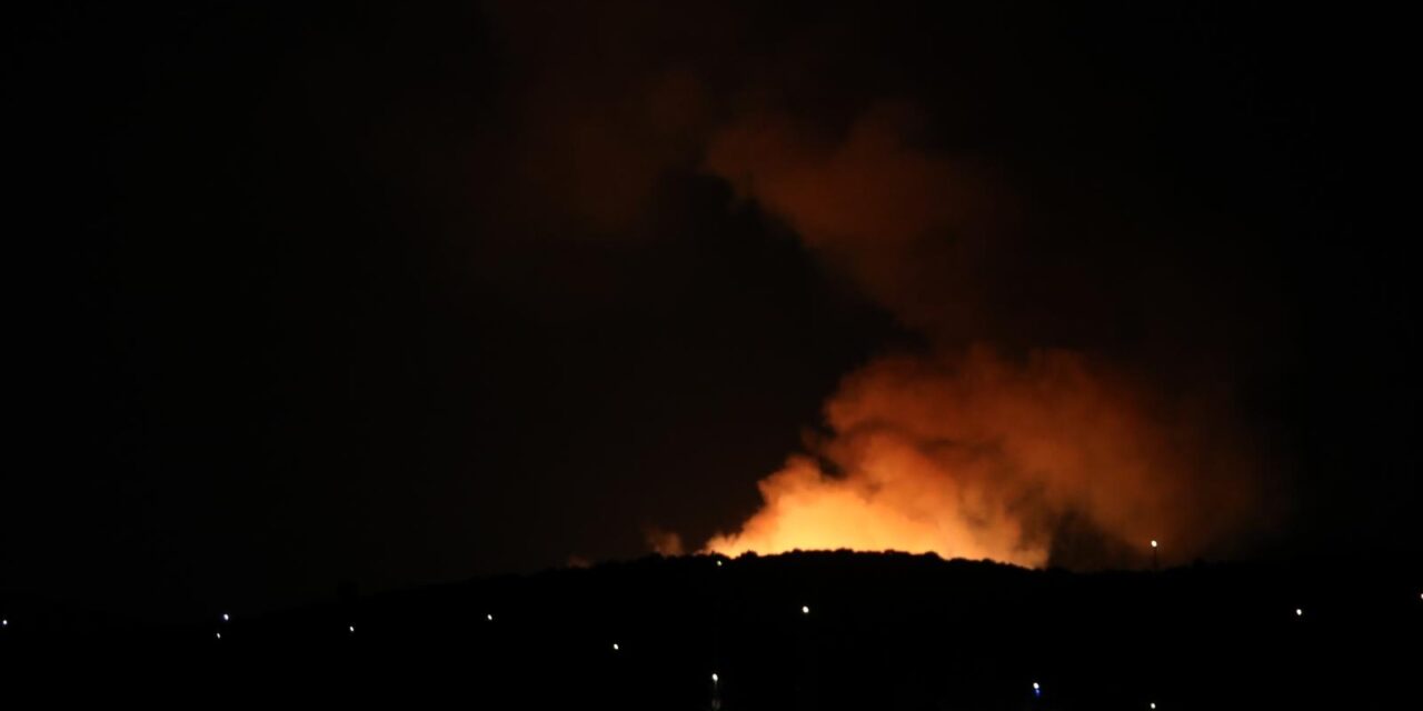 Planulo na Hvaru: Buknuo požar u uvali kod Starog Grada