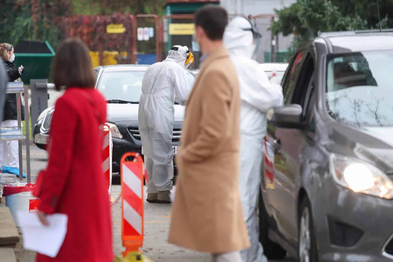 Zagreb: Gužva za testiranje na koronavirus, auti stoje u koloni