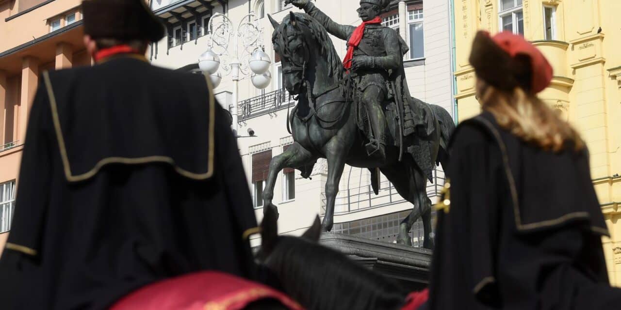 Zagreb: Nakon svečanosti na Dan kravate na glavnom Trgu zavezana kravata banu Josipu Jelačiću