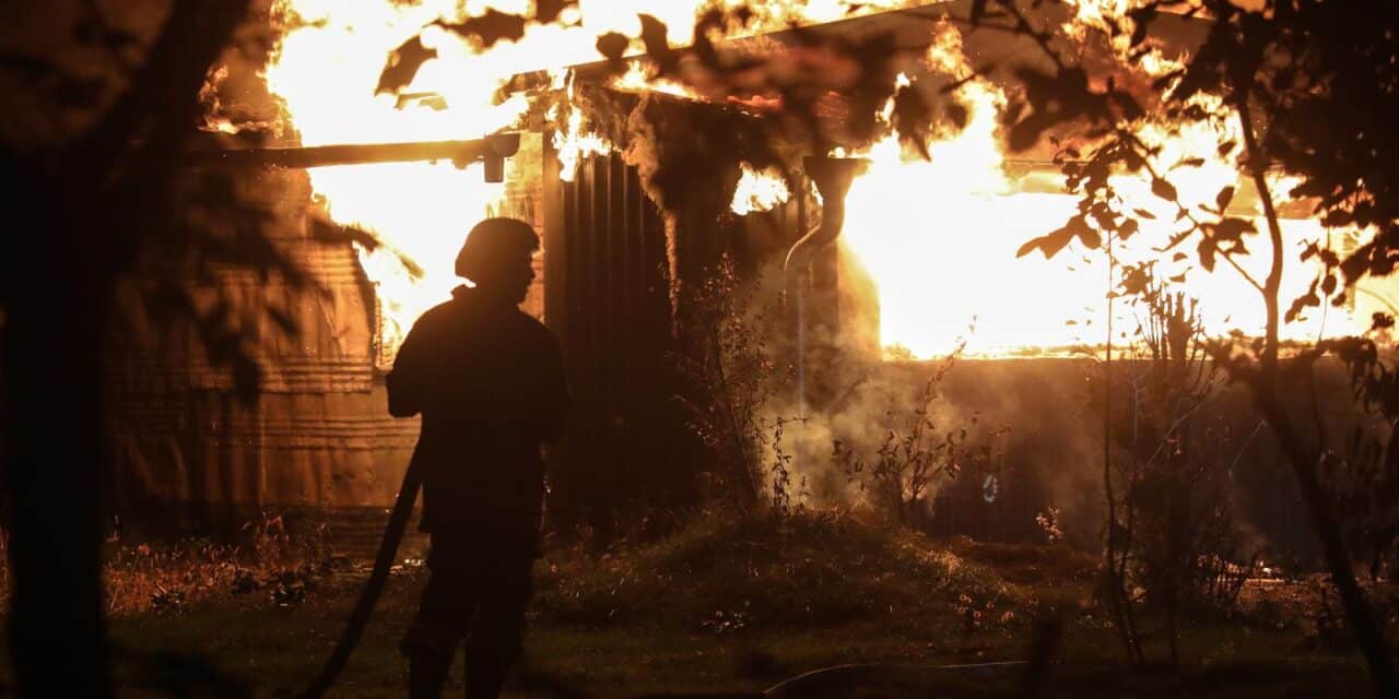 Nedaleko Lekenika vatrogasci se bore s vatrom koja je zahvatila vikendicu
