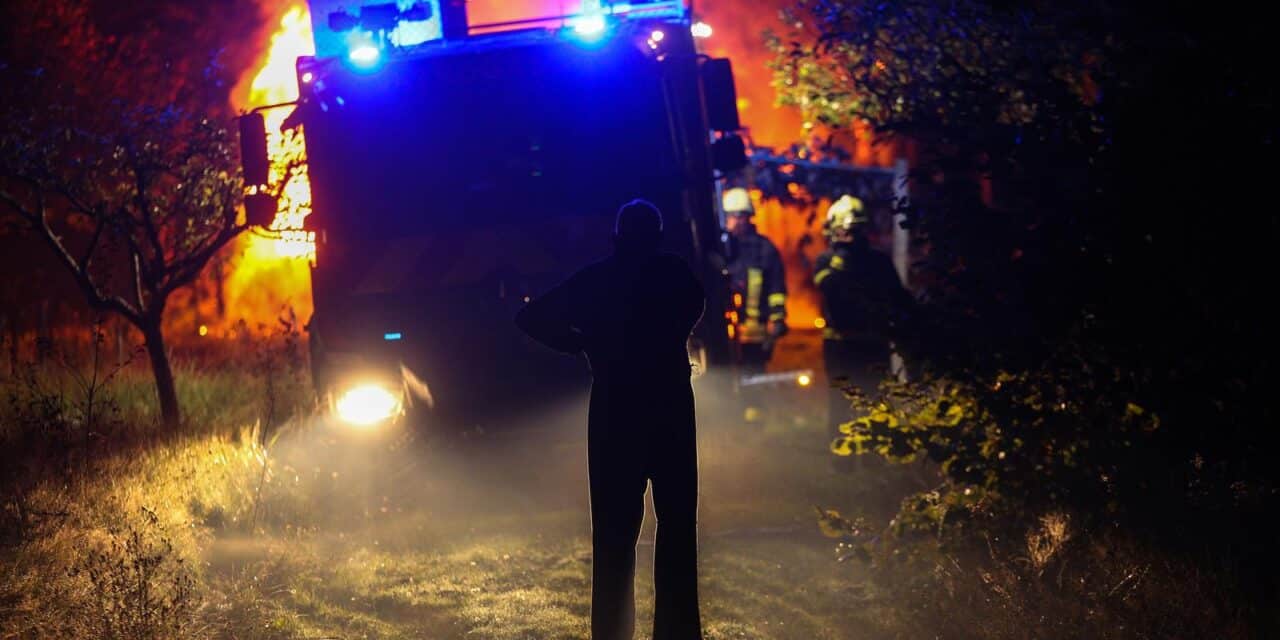 Nedaleko Lekenika vatrogasci se bore s vatrom koja je zahvatila vikendicu