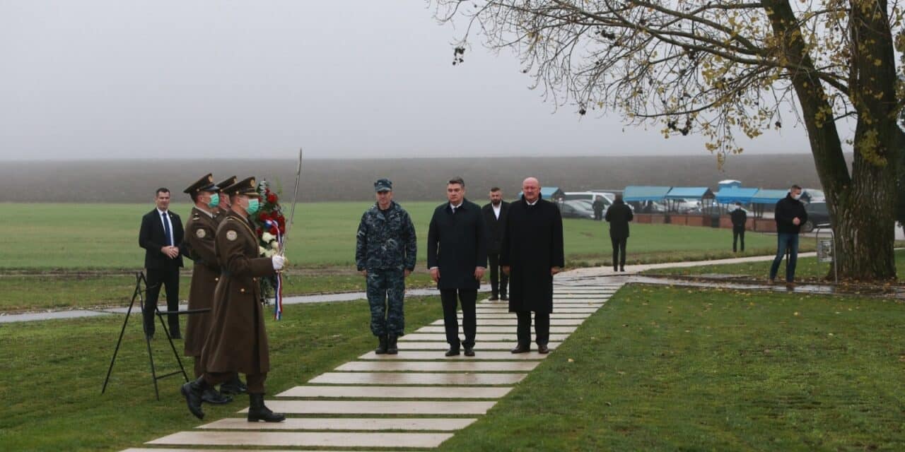 Vukovar: Milanović na Ovčari odao počast žrtvi Vukovara