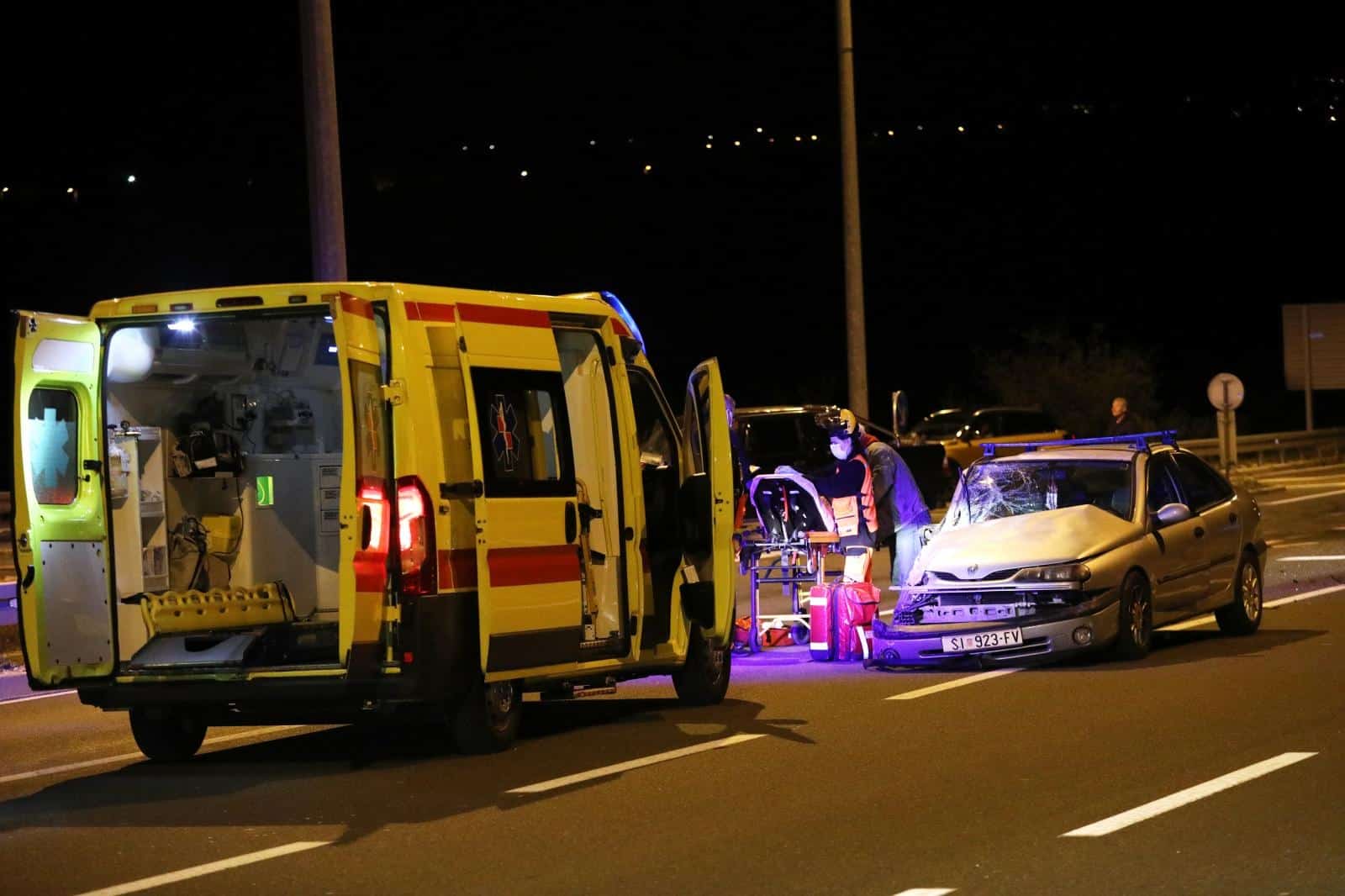 Tromilja: Jedna osoba prevezena u bolnicu nakon prometne nesreće dva automobila