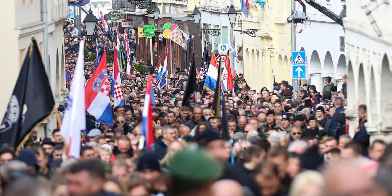 Vukovar: Tisuće ljudi u koloni ide prema Memorijalnom groblju