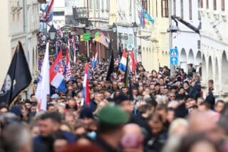 Vukovar: Tisuće ljudi u koloni ide prema Memorijalnom groblju