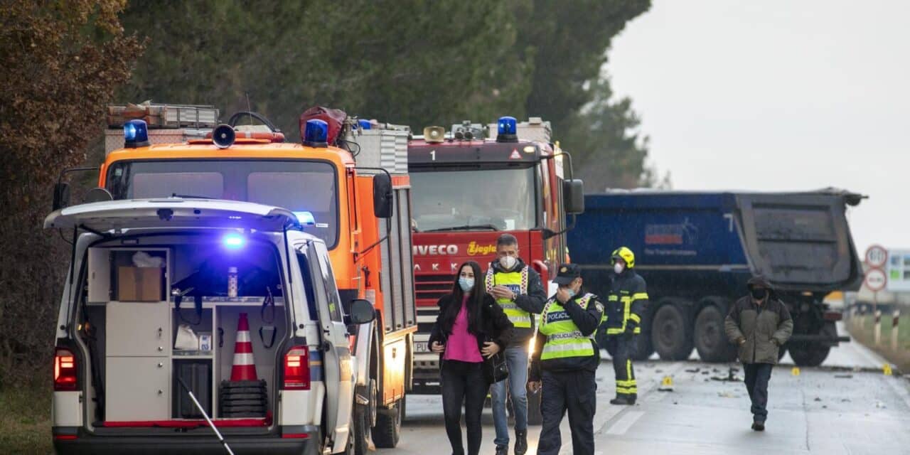U sudaru kamiona i automobila nedaleko Pule jedna je osoba poginula